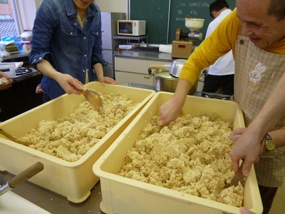 大豆と麹と塩を混ぜる