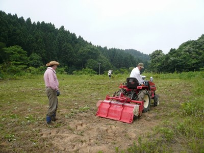 トラクタで畑を耕す