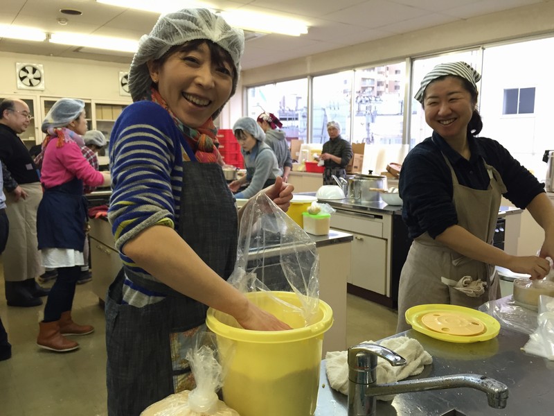 マメジン味噌作りは今年も金沢市近江町市場調理実習室で